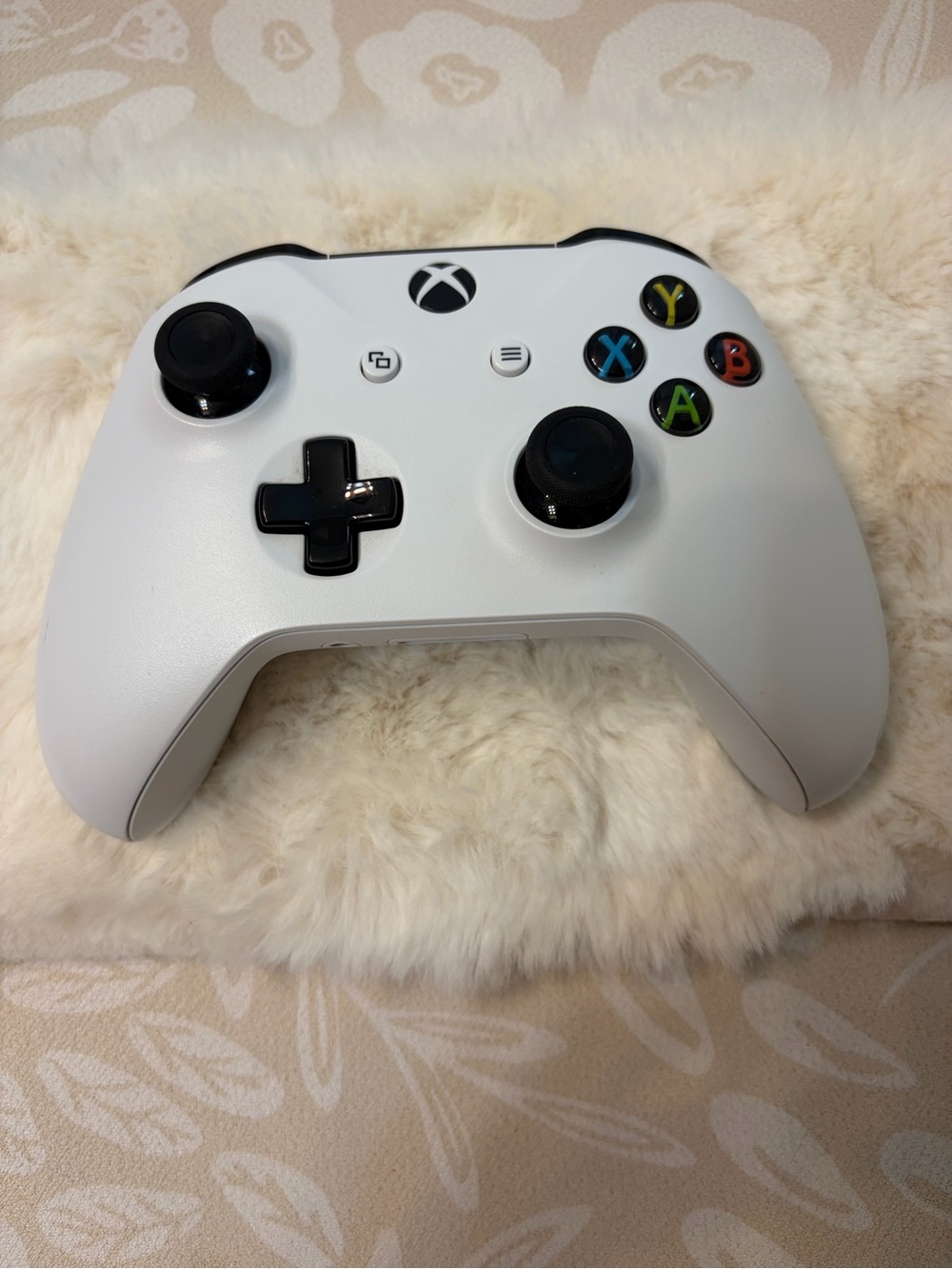 Xbox Wireless Controller in White - Official Console Gamepad